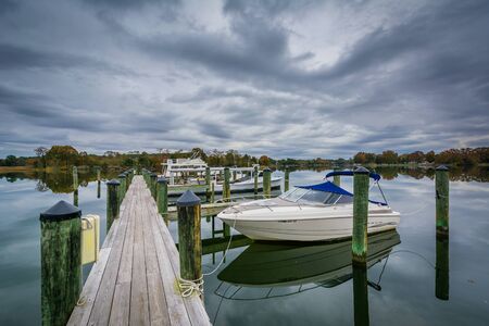 Docks at Oak Creek Landing, in Newcomb, near St. Michaels, Maryland.のeditorial素材