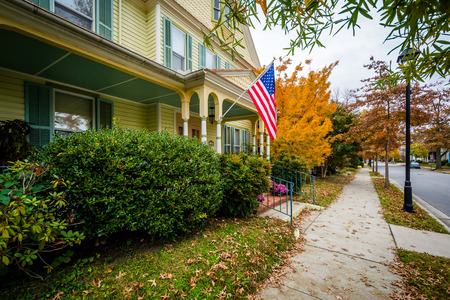 Autumn color and house in downtown Easton, Maryland.の写真素材