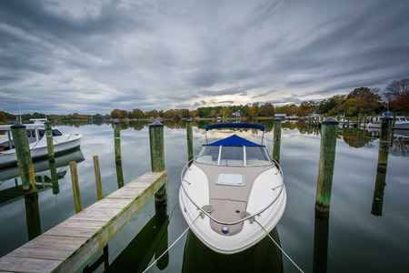 Docks and boats at Oak Creek Landing, in Newcomb, near St. Michaels, Maryland.のeditorial素材