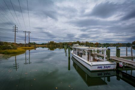 Boat docked at Oak Creek Landing, in Newcomb, near St. Michaels, Maryland.のeditorial素材