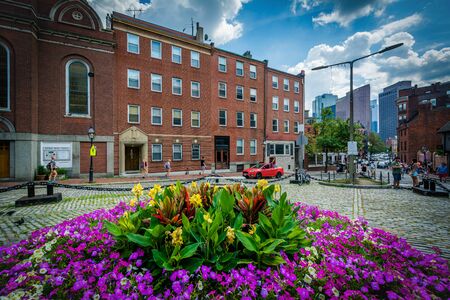 Gardens and historic buildings in the North End of Boston, Massachusetts.のeditorial素材