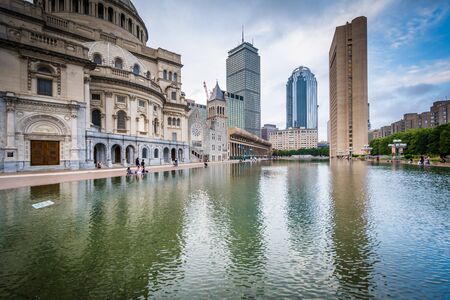 The Christian Science Plaza Reflecting Pool and buildings in Back Bay, Boston, Massachusetts.の写真素材