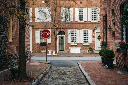 Historic brick houses and narrow cobblestone alley in Society Hill, Philadelphia, Pennsylvania.の写真素材