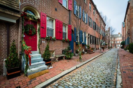 Cobblestone alley and christmas decorations on brick houses in Society Hill, Philadelphia, Pennsylvania.の写真素材