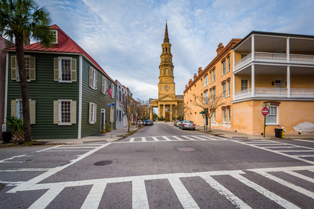 Intersection and historic buildings, in Charleston, South Carolina.のeditorial素材