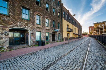 The cobblestone River Street, and old buildings in Savannah, Georgia.のeditorial素材