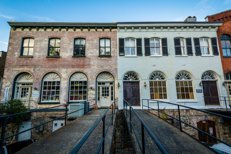 Old brick buildings in Savannah, Georgia.のeditorial素材