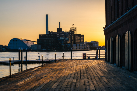 Henderson's Wharf, at sunset, in Fells Point, Baltimore, Maryland.のeditorial素材