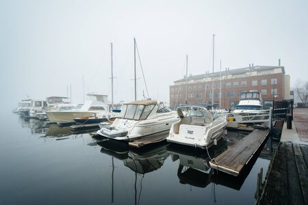 A marina in fog, in Fells Point, Baltimore, Maryland.のeditorial素材