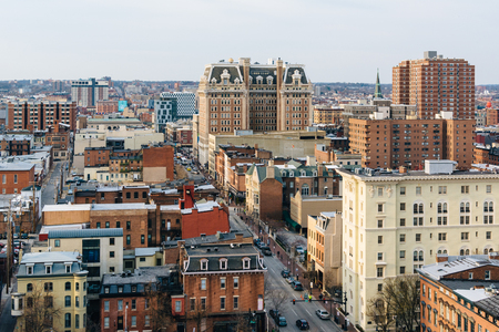 View of buildings along Charles Street in Mount Vernon, Baltimore, Maryland.のeditorial素材