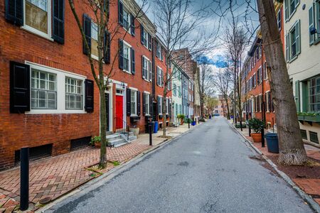 Street and row houses in Center City, Philadelphia, Pennsylvania.の写真素材