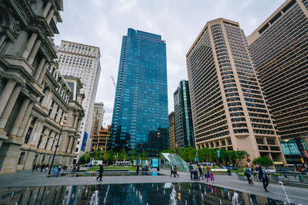 Fountains at Dilworth Park and modern building in the Center City of Philadelphia, Pennsylvania.のeditorial素材