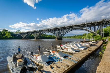 Boats and the Strawberry Mansion Bridge over the Schuylkill River, at Fairmount Park in Philadelphia, Pennsylvania.のeditorial素材