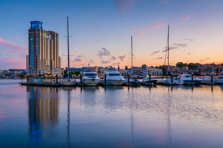 Photo pour A marina at sunset, at the Inner Harbor in Baltimore, Maryland - image libre de droit