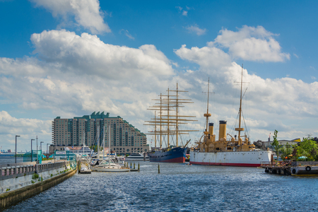 View of ships and buildings at Penns Landing, in Philadelphia, Pennsylvania.のeditorial素材