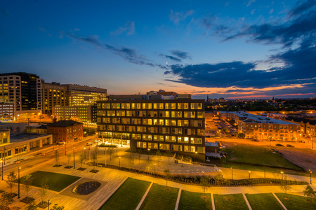 Eager Park and Johns Hopkins Hospital at night, in Baltimore, Marylandのeditorial素材