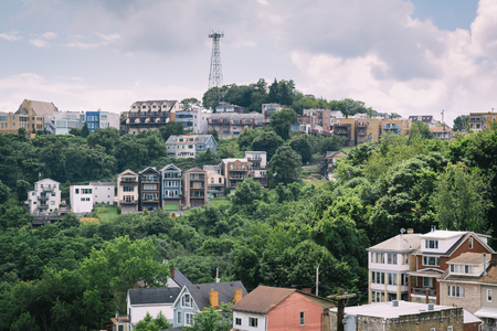 View of houses on a hillside on Mount Washington, in Pittsburgh, Pennsylvaniaのeditorial素材