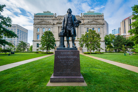 George Washington Statue and the Indiana State House in Indianapolis, Indianaのeditorial素材