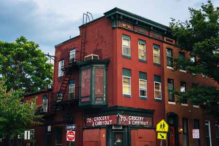 A corner store in Butchers Hill, Baltimore, Marylandのeditorial素材