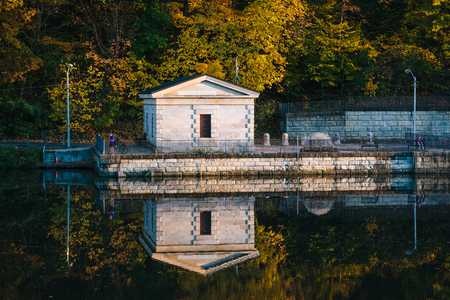 Fall color at Lake Roland, in Baltimore, Marylandの写真素材