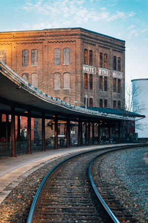Railroad tracks and White Star Mill in Staunton, Virginiaのeditorial素材