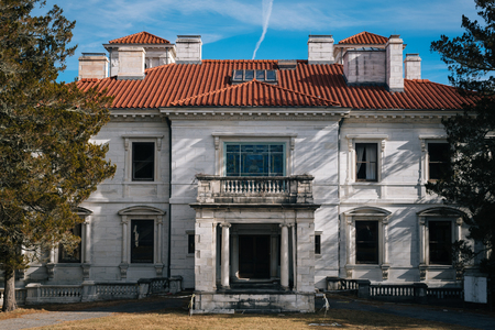 The exterior of Swannanoa Palace in Afton, Virginiaのeditorial素材