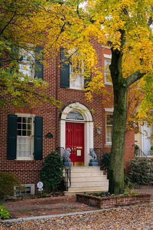 Brick house and fall foliage in Old Town, Alexandria, Virginiaのeditorial素材