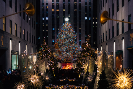 Christmas tree at Rockefeller Center at night, in Midtown Manhattan, New York Cityの写真素材