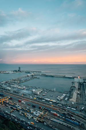 Sunset view of the Port of Barcelona, from Montjuic Castle, in Barcelona, Spainの写真素材