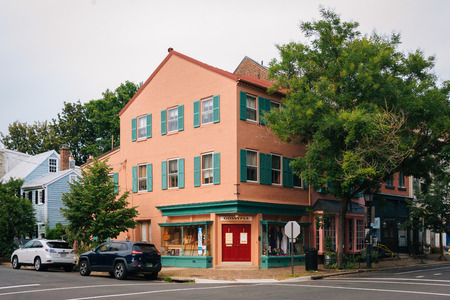 The intersection of Cameron Street and Royal Street, in Old Town, Alexandria, Virginiaのeditorial素材