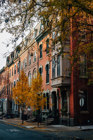 Autumn color and townhouses near Rittenhouse Square, in Philadelphia, Pennsylvania.のeditorial素材
