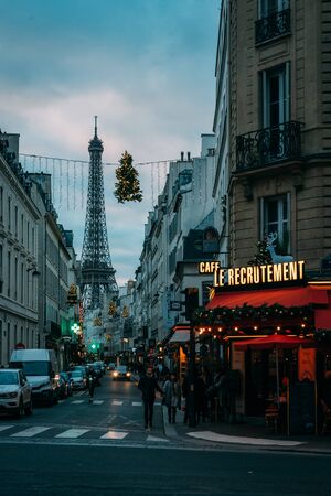 Le Recrutement CafeÌ & Eiffel Tower, in Paris, Franceのeditorial素材