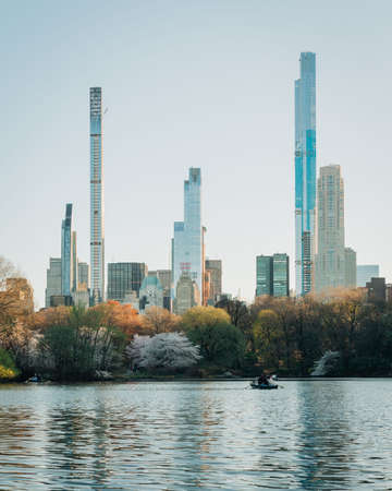 Spring colors at The Lake and view of the Midtown Manhattan skyline, in Central Park, Manhattan, New York Cityのeditorial素材