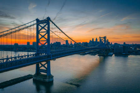 The Benjamin Franklin Bridge over the Delaware River and view of the skyline in Philadelphia, Pennsylvaniaの写真素材