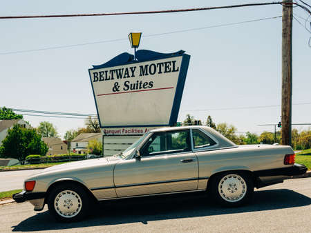 Vintage car and sign at the Beltway Motel, in Baltimore, Marylandのeditorial素材