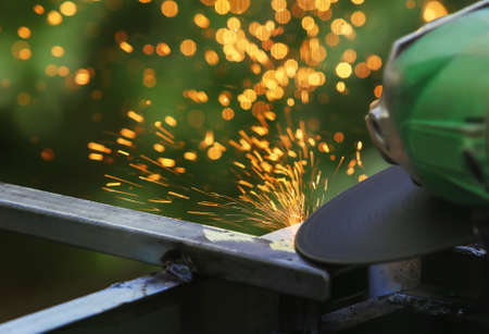 metal polishing by the electric grinding tool