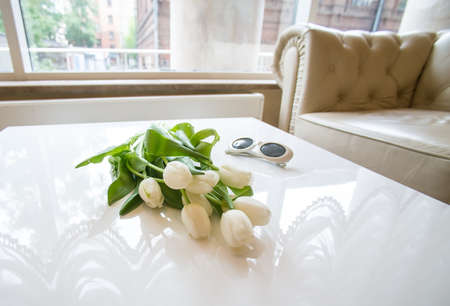 White tulips on the table in the interiorの写真素材