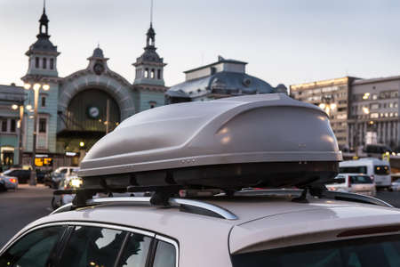 plastic closed the trunk on the roof of the car
