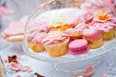 Pink cupcakes and macaroon candy barの写真素材