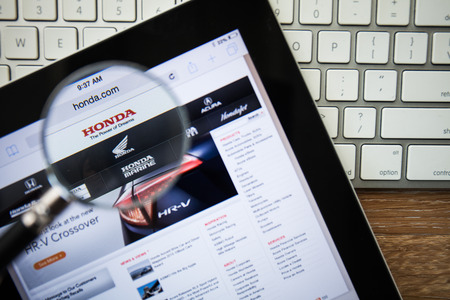 CHIANGMAI, THAILAND - FEBRUARY 15, 2015: Photo of Honda.com homepage on a apple ipad screen.のeditorial素材