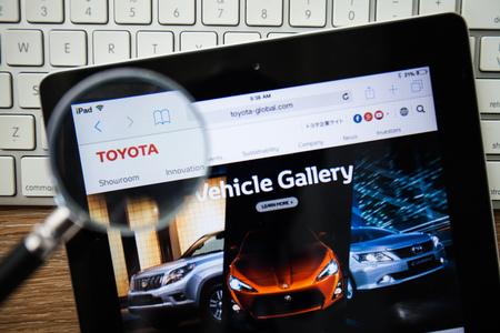 CHIANGMAI, THAILAND - FEBRUARY 15, 2015: Photo of Toyota.com homepage on a apple ipad screen.のeditorial素材