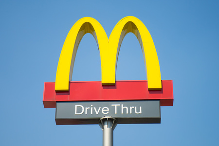 McDonald's logo on blue skyのeditorial素材