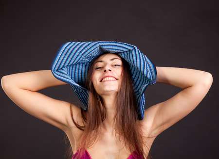Cheerful pretty young girl with smiling face isolated on dark background
の写真素材
