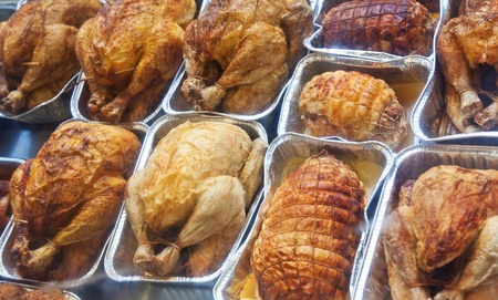 ready grilled chicken in shopの写真素材