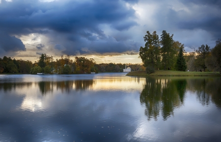 evening in autumn park の写真素材