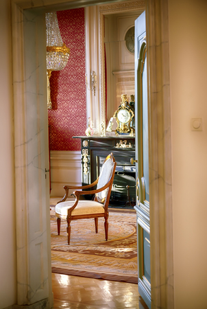 open door to classic living room の写真素材