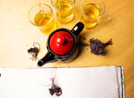 Herbal tea with oregano in glass glasses. A bouquet of dried oregano.の写真素材