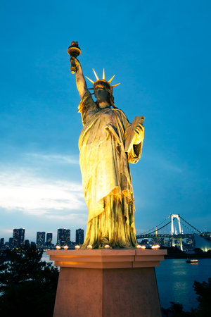 Replica of Statue of Liberty in Tokyo, Japan, Odaiba districtのeditorial素材
