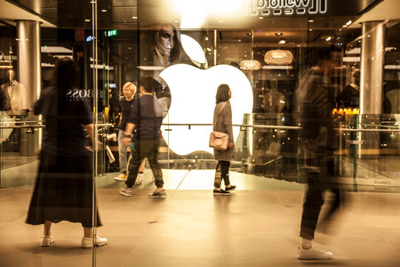 HONG KONG - 21 APRIL 2017: Apple Store and customers in IFC shopping mall, Hongkongのeditorial素材