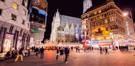 VIENNA, AUSTRIA â 20 May 2019: Stephansplatz and St Stephen's Cathedral at nightのeditorial素材